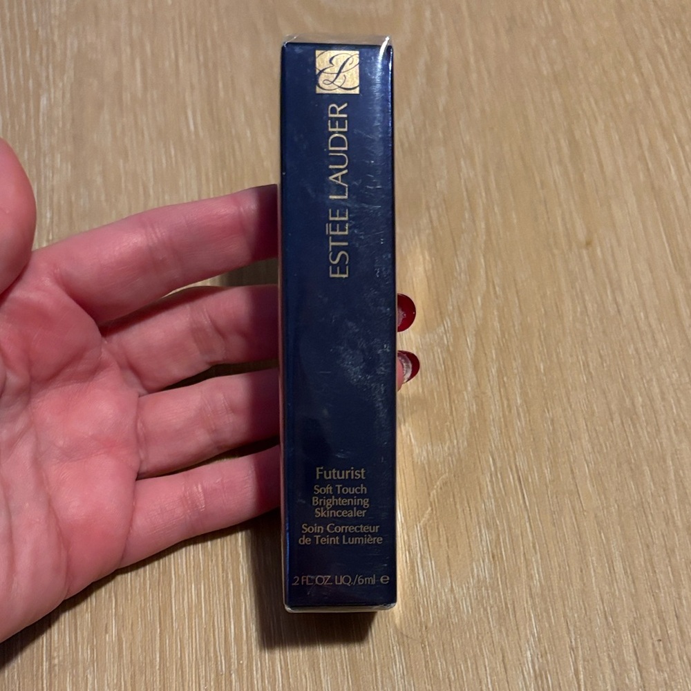 NIB Estee Lauder Futurist Soft Touch Brightening Skincealer Concealer in 8C